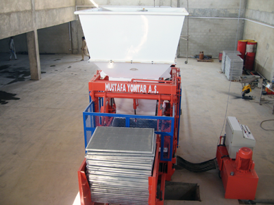 Сoncrete block making machine with enlarged bunker